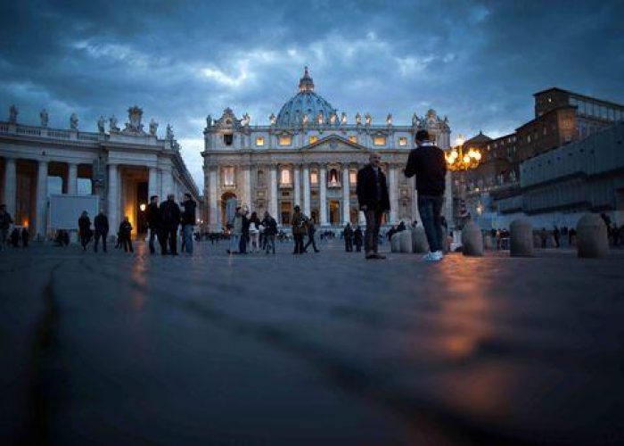 Papa/ La pioggia svuota la piazza, pochi fedeli a San Pietro