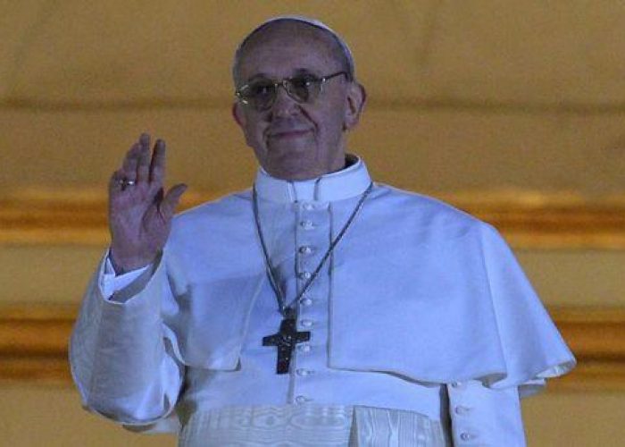 Papa telefona a Ratzinger per onomastico: Grati per suo servizio