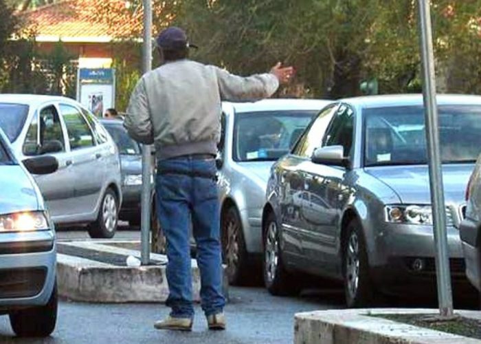 Parcheggiatori abusivi, la Lega Nord:«Come un pizzo, il sindaco cosa fa?»