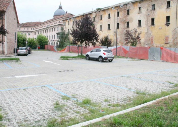 Parcheggio e piazzenellarea ex Casermone