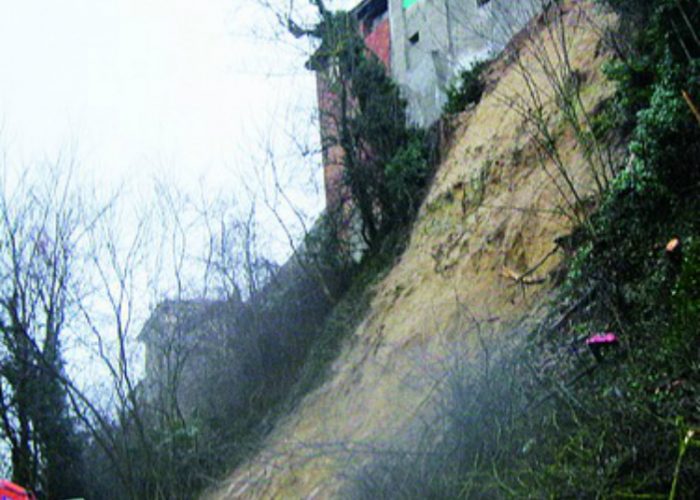 Passerano, la casa scivola giù dalla collina