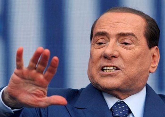 Pdl/ Berlusconi contestato a Udine fra fischi e urla: Buffone