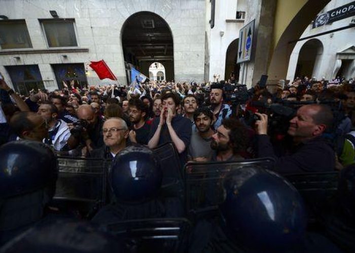 Pdl/ Piazza spaccata a Brescia, tensione a comizio Berlusconi