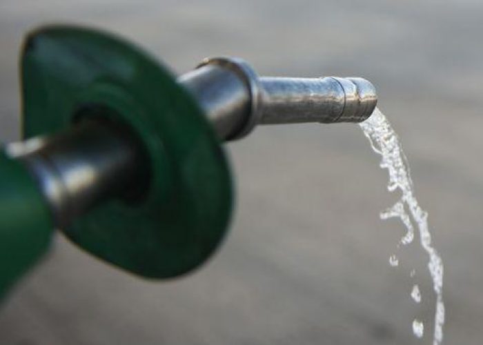 Petrolio/ Risalita prezzi, Brent sopra 100 dollari, Wti verso 90