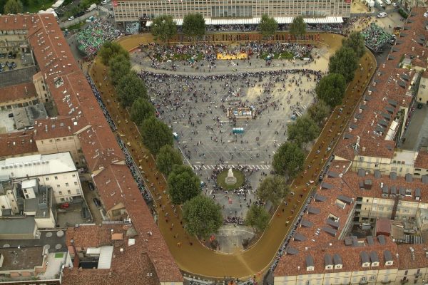 Piazza Alfieri  colma di persone durante un recente Palio
