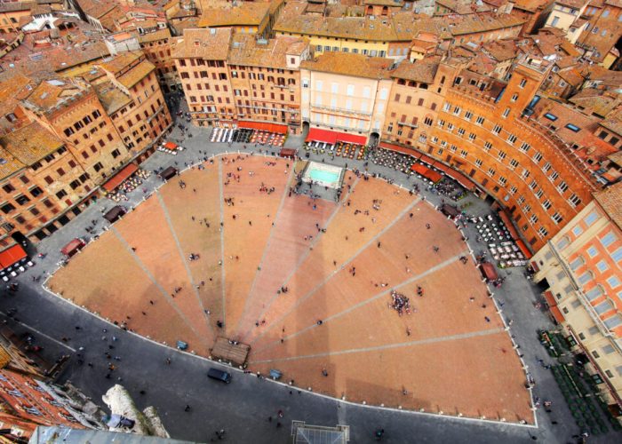 piazza-del-campo-siena-nove-spicchi
