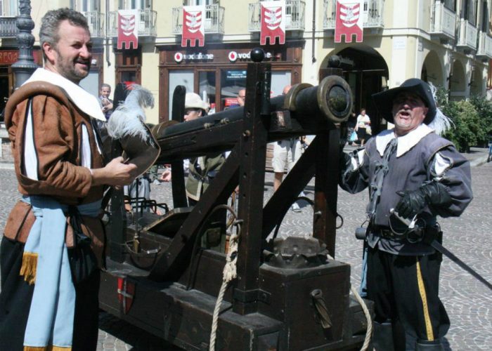 Piccolo "assedio" in piazza San SecondoMa una polemica lambisce il Palio