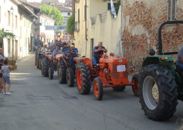 Pierino è il trattorista più anzianonella sfilata di Rocca d'Arazzo