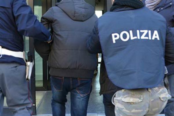 Polizia, due arresti per furtod'auto dopo un inseguimento