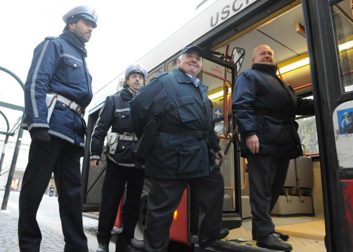 Polizia municipale e controllori Aspcontro chi viaggia a sbafo sui bus