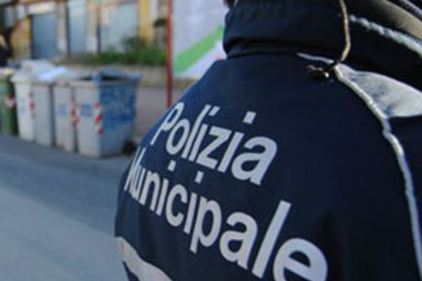 Polizia municipale sorprende ladriInseguimento in auto fino al Borgo