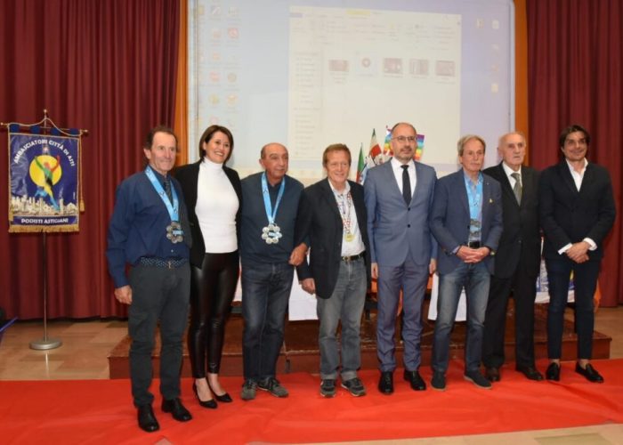 premiazione maratoneti di tokyo 2023