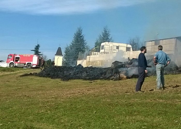 Prendono fuoco 150 rotoballe,violento incendio nella notte a Maretto
