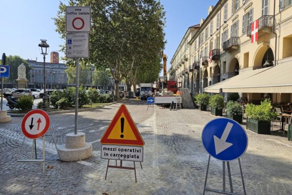 primi lavori in piazza Alfieri per il palio