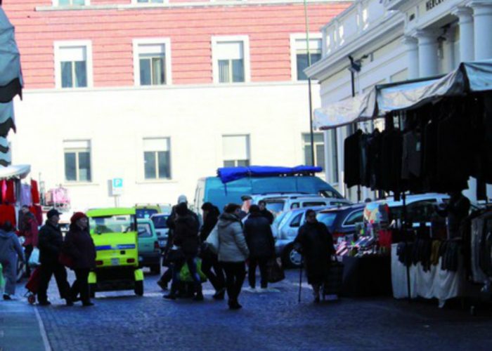 Protesta al mercato coperto, bancarelle al posto delle auto