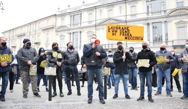 La protesta degli ambulanti di Asti contro il DPCM