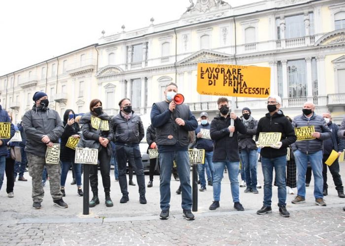 La protesta degli ambulanti di Asti contro il DPCM