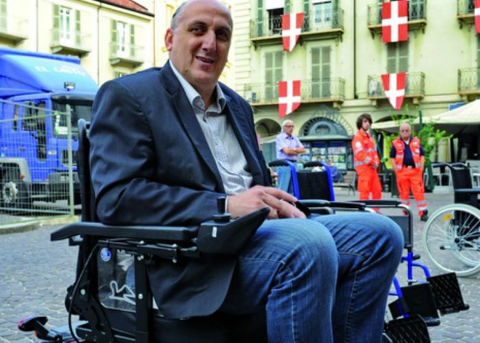 Provate a vivere la cittàseduti su una carrozzina