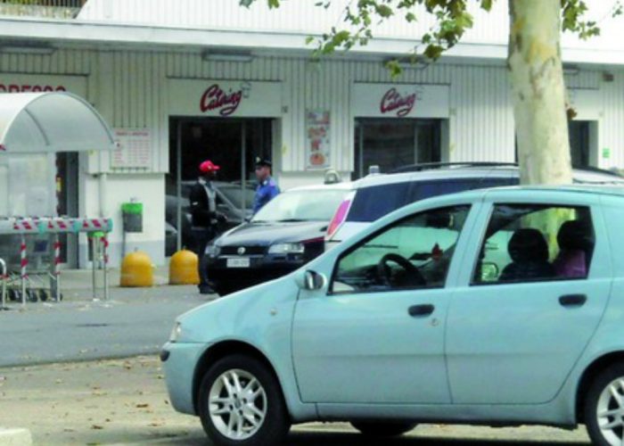 Pugno di ferro con i mendicanticon ordinanza anti accattonaggio