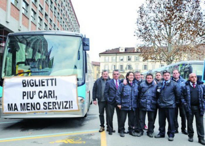 Pullman di nuovo in piazzacontro i tagli del 40% ai trasporti