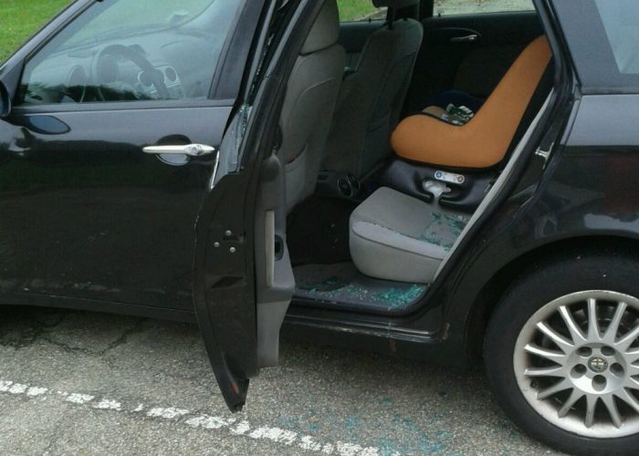 Quattro auto assaltate da malviventiin un parcheggio privato di via Torchio