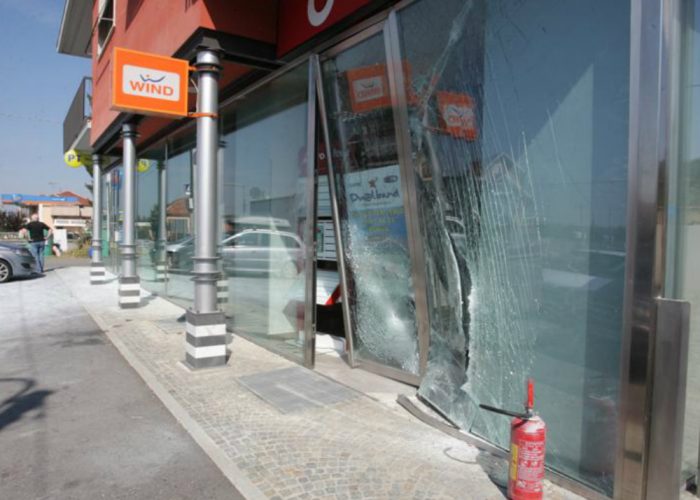 Quattro furti in sei mesi al negozio "Dualband"Esasperati i titolari: «La sicurezza dov'è?»