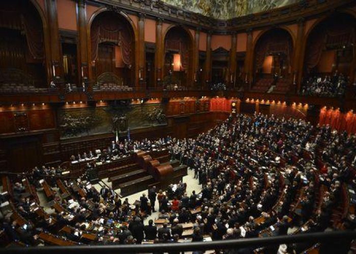 Quirinale/ Napolitano giura, Parlamento applaude tranne M5S