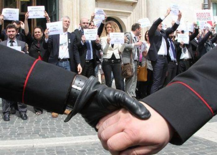Quirinale/Tensione in piazza Montecitorio,parlamentari M5S:Calma
