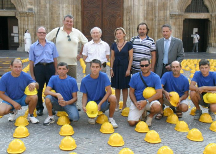 "Abbandonati dalla politica"I costruttori scendono in piazza