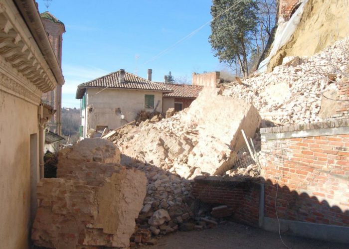 "Un forte boato", poiil castello di Frinco frana sul paese