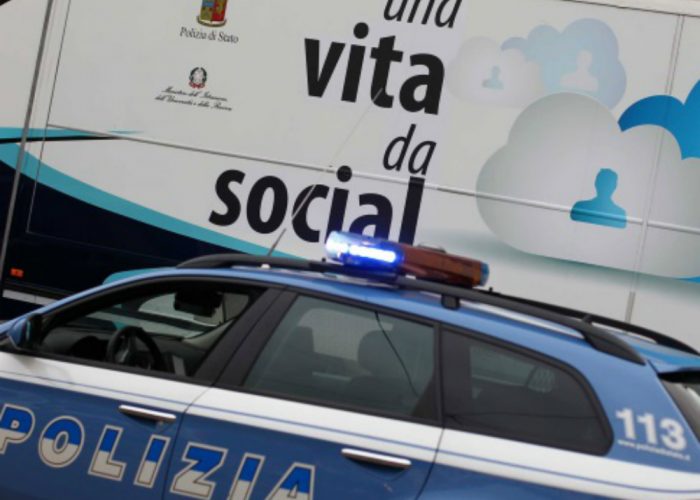 "Una vita da social", mercoledìil bus della Polizia in piazza