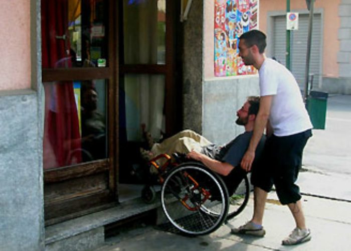 "Via il gradino": prosegue l'iniziativaper rendere i negozi a misura di disabile