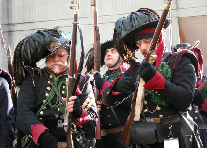 Raduno bersaglieri, in piazza Alfierisi rievoca la battaglia di Goito