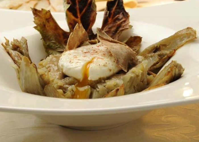Ragù di cardi con bagna dacciughe e uovo in camicia