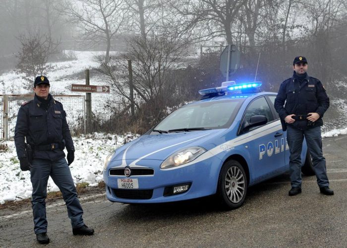 Rapinatori in fuga dalla finestrama finiscono al pronto soccorso