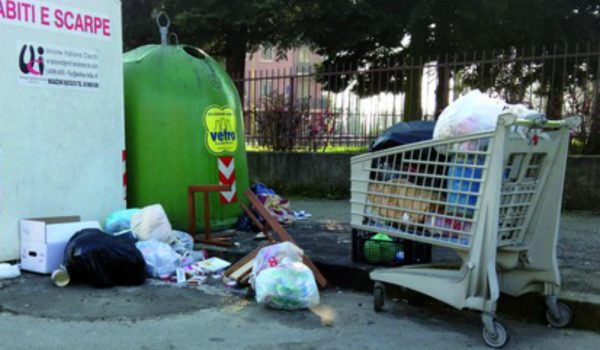 Rifiuti all'aperto: quando la cittàsi trasforma in una pattumiera