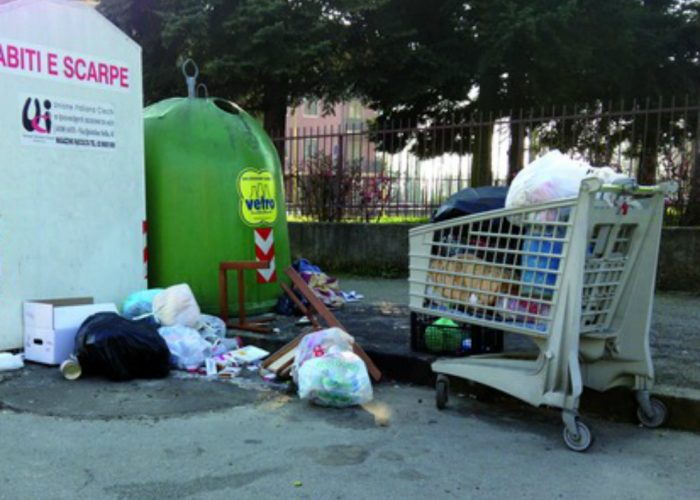 Rifiuti all'aperto: quando la cittàsi trasforma in una pattumiera