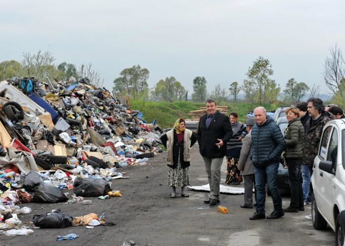 «Rifiuti e roghi in via Guerraallontanano investimenti e lavoro»