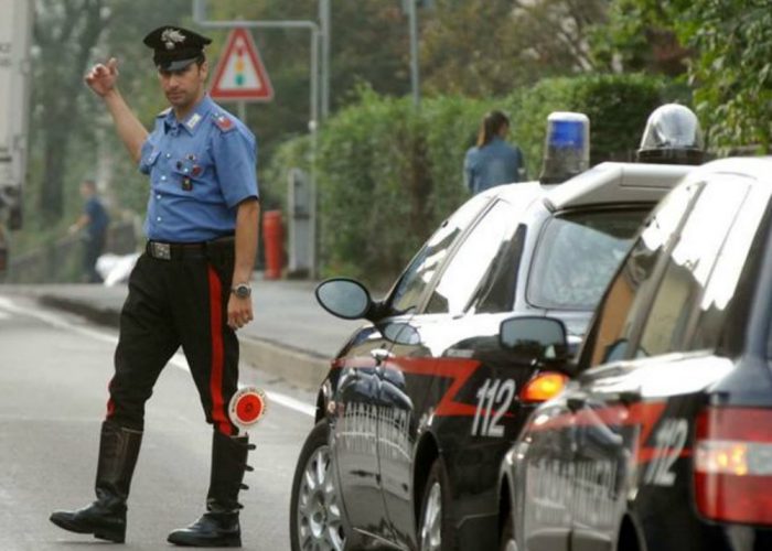Rischia l'incidente con l'auto dei carabinieriPoi si scaglia con pugni e calci contro i militari