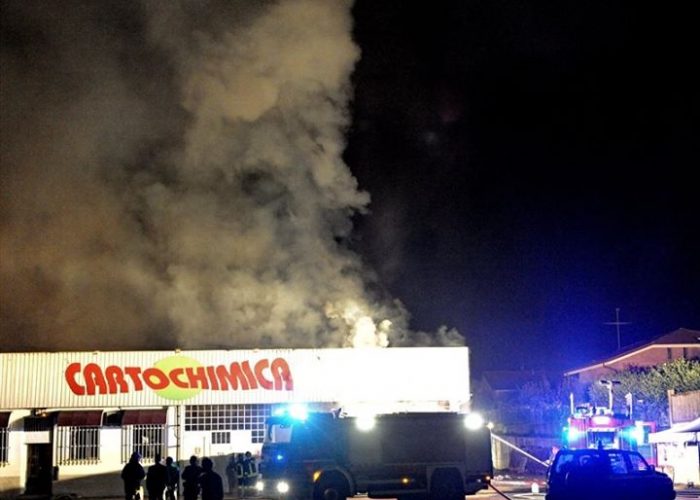 Rischio amianto dopo l'incendioAlla Cartochimica interviene l'Arpa