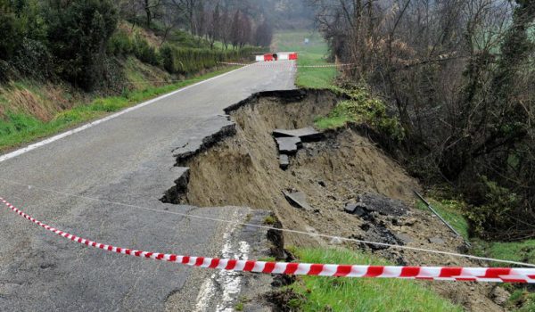 Robella, sull'asfalto si aprono le crepePoi frana la strada provinciale