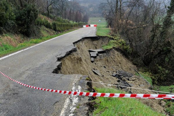 Robella, sull'asfalto si aprono le crepePoi frana la strada provinciale