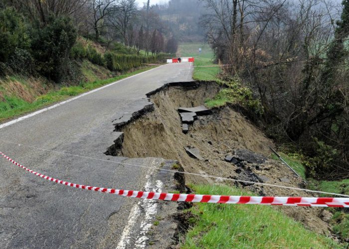 Robella, sull'asfalto si aprono le crepePoi frana la strada provinciale