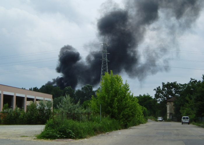 Roghi al campo nomadi di via Guerra300 firme in procura contro i fumi