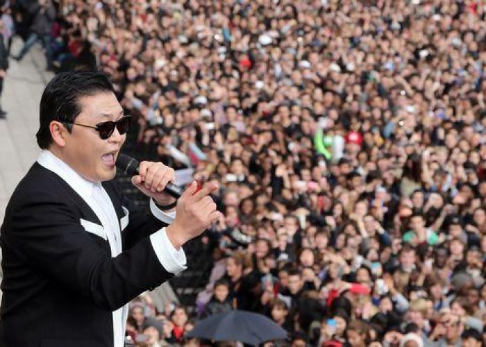 Roma, 5mila a piazza del Popolo per flash mob di 'Gangnam Style'