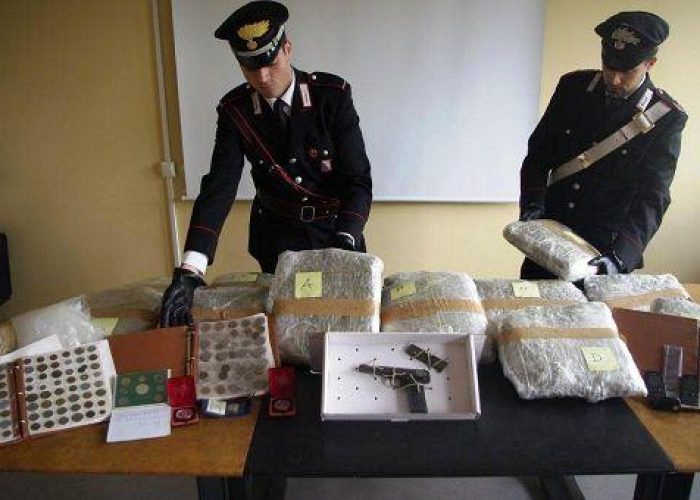 Roma, sorpresi mentre caricano in auto 36kg marijuana: 3 arresti