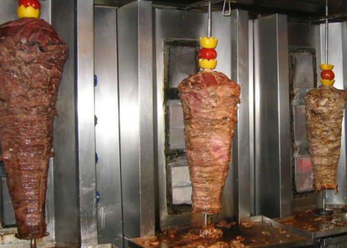 Rubano nel kebab, sorpresi dal proprietario