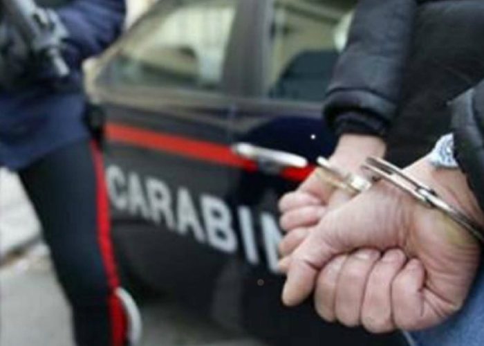 Rubava le autoper dormirci sopra, arrestato