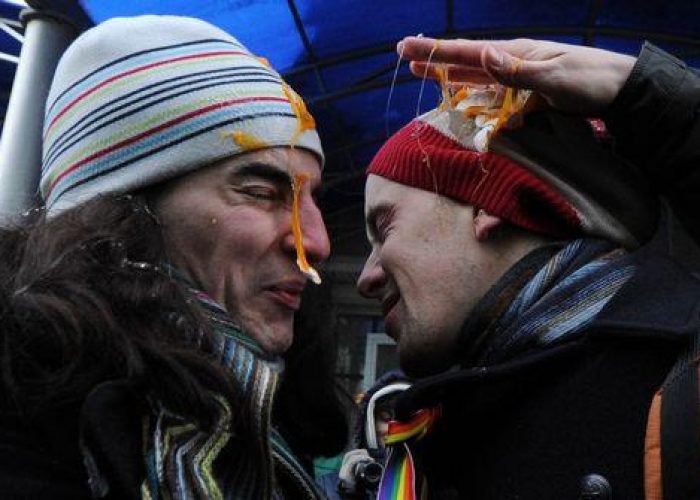 Russia/ Bacio gay sotto la Duma, 10 fermi. Turpiloquio e zuffe