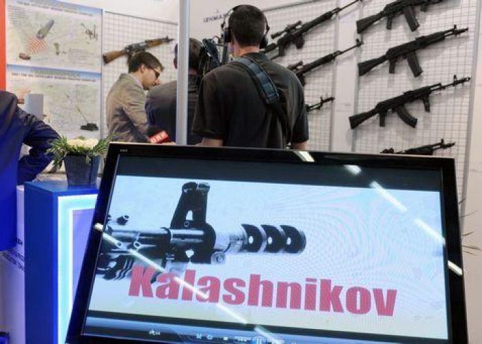 Russia/ Kalashnikov diventa un brand per industria militare